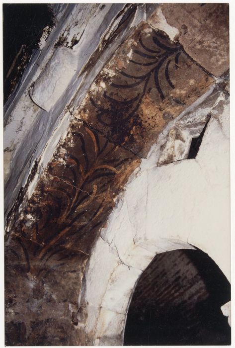 1er étage, grande salle, peinture monumentale (fragment) sous l’arc de décharge de la fenêtre géminée est