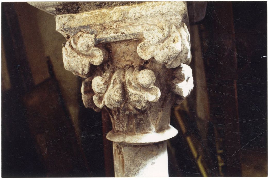 1er étage, grande salle, baie géminée est, détail du chapiteau