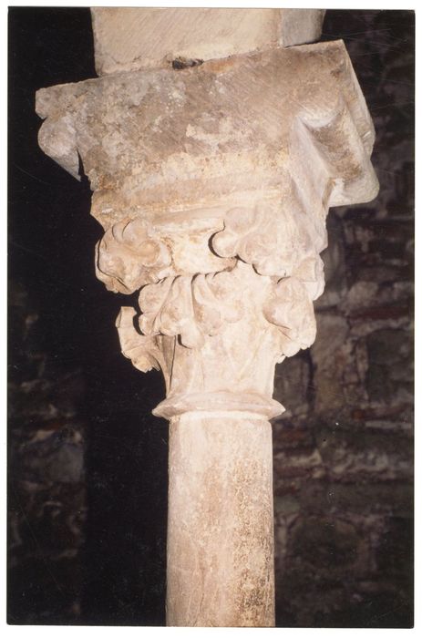 1er étage, grande salle, baie géminée est, détail du chapiteau