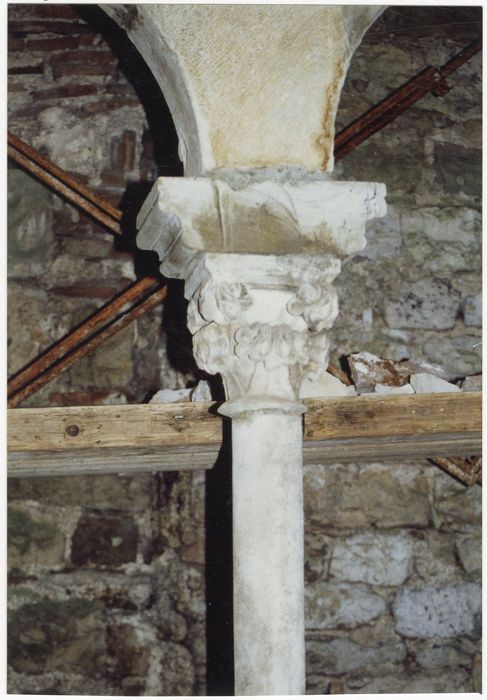 1er étage, grande salle, baie géminée, détail du chapiteau