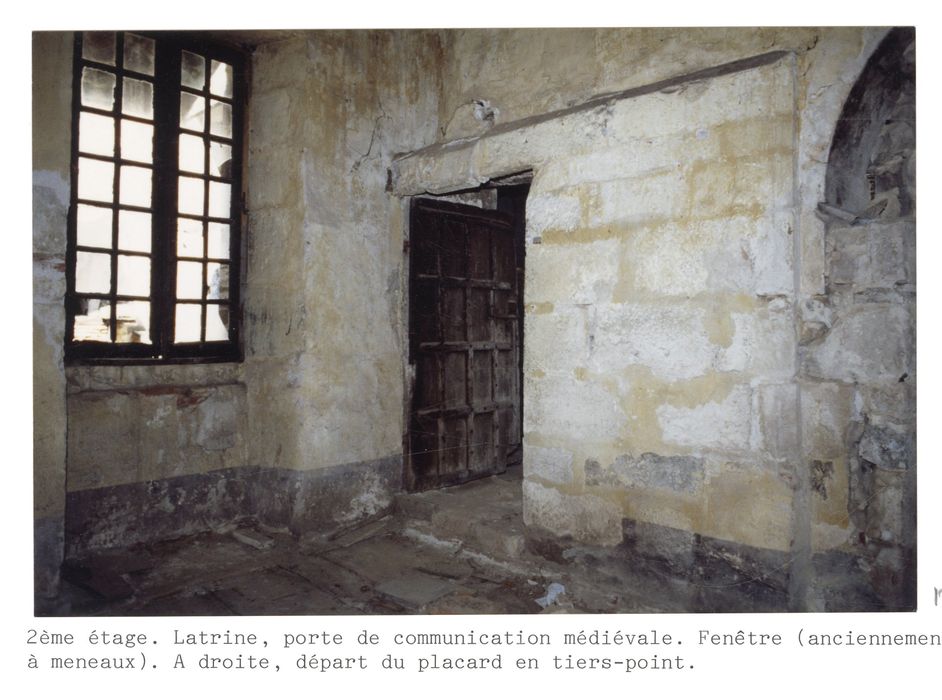 2e étage, latrine, porte de communication
