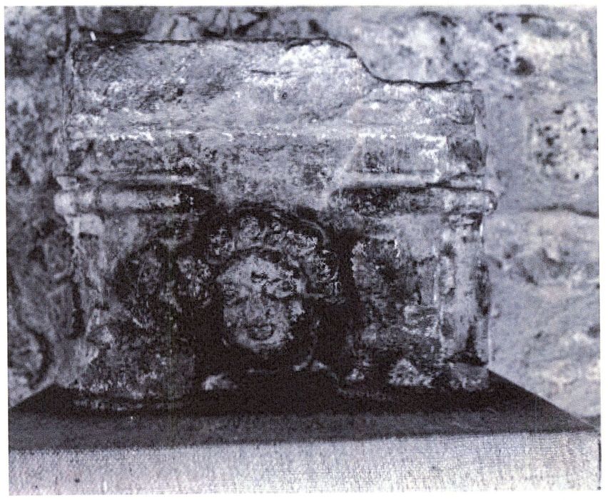 détail du bas-relief anciennement encastré déposé (photocopie numérisée)