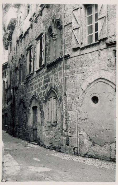 façade sur rue, vue partielle