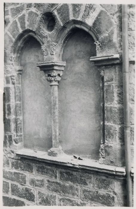 façade sur rue, détail d’une des baies géminées