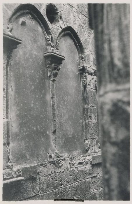 façade sur rue, détail d’une des baies géminées