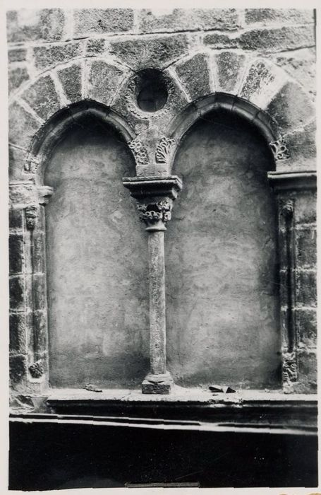 façade sur rue, détail d’une des baies géminées