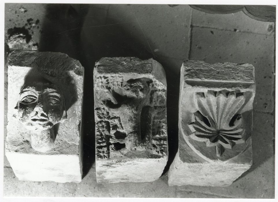 détail de modillons déposés de la façade sur rue