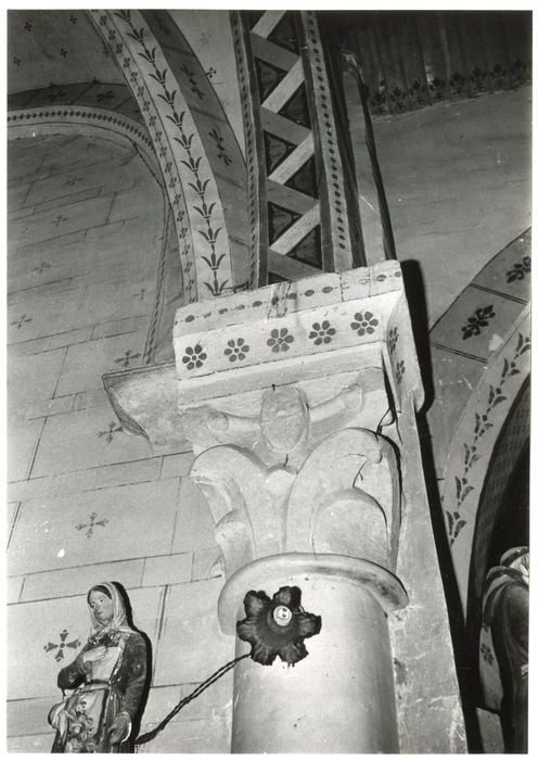 nef, détail d’un chapiteau sculpté