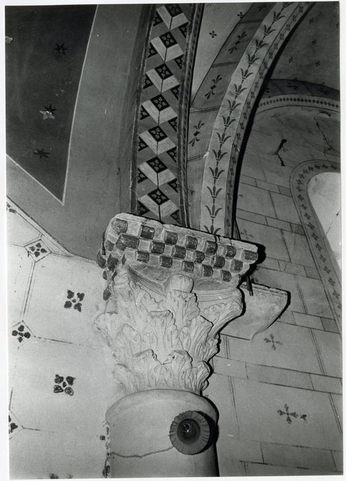 nef, détail d’un chapiteau sculpté