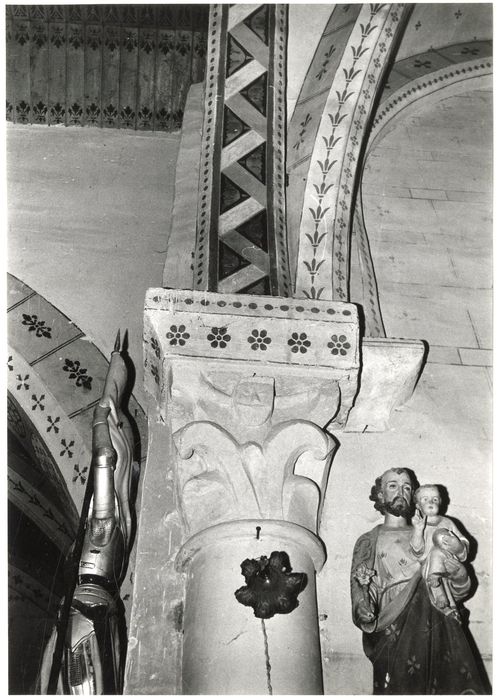 nef, détail d’un chapiteau sculpté