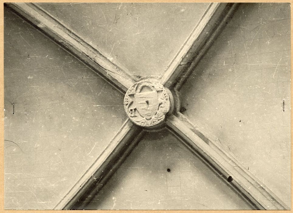 détail d’une clef de voûte armoriée