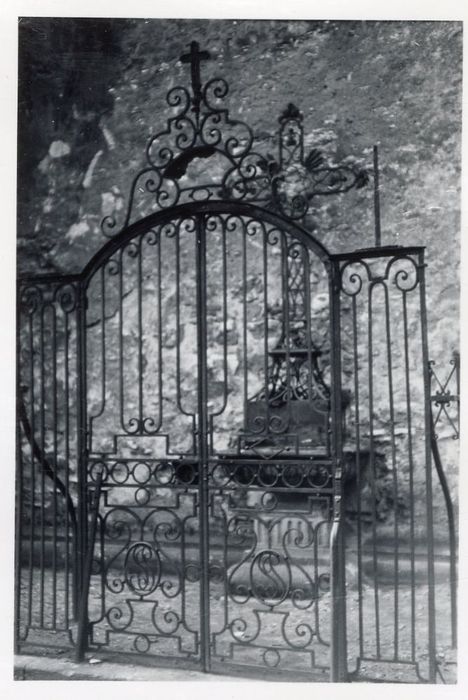 façade nord, grille devant la croix