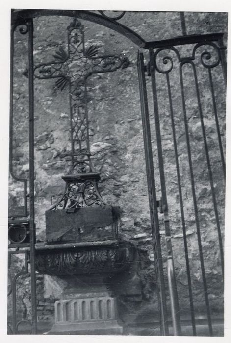 croix adossée à la façade latérale nord