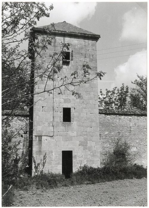 une des tours de défense le long du mur de clôture