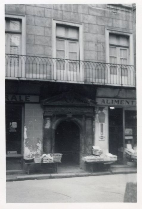 façade sur rue, vue partielle