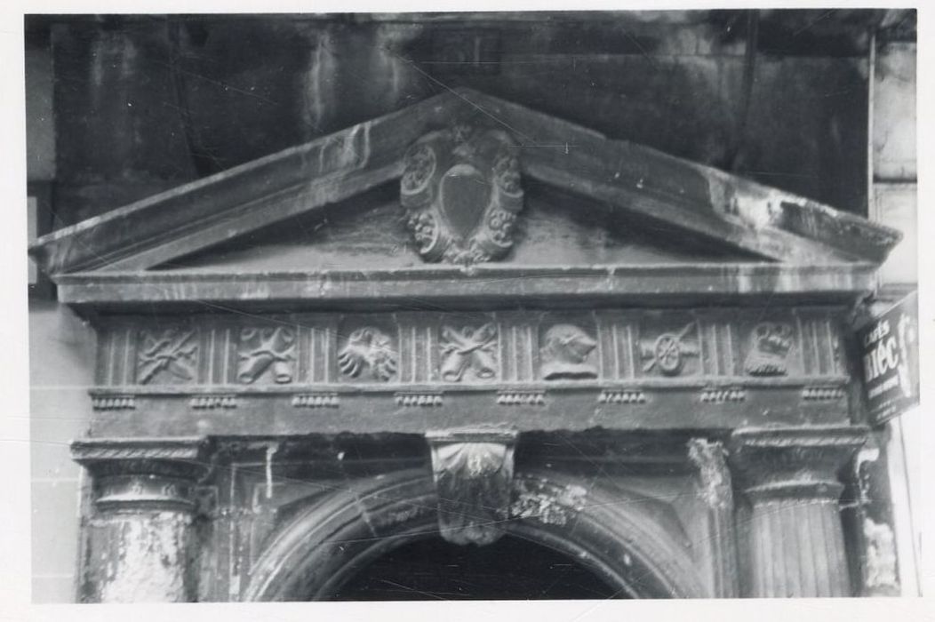 porte d’accès sur rue, détail du fronton