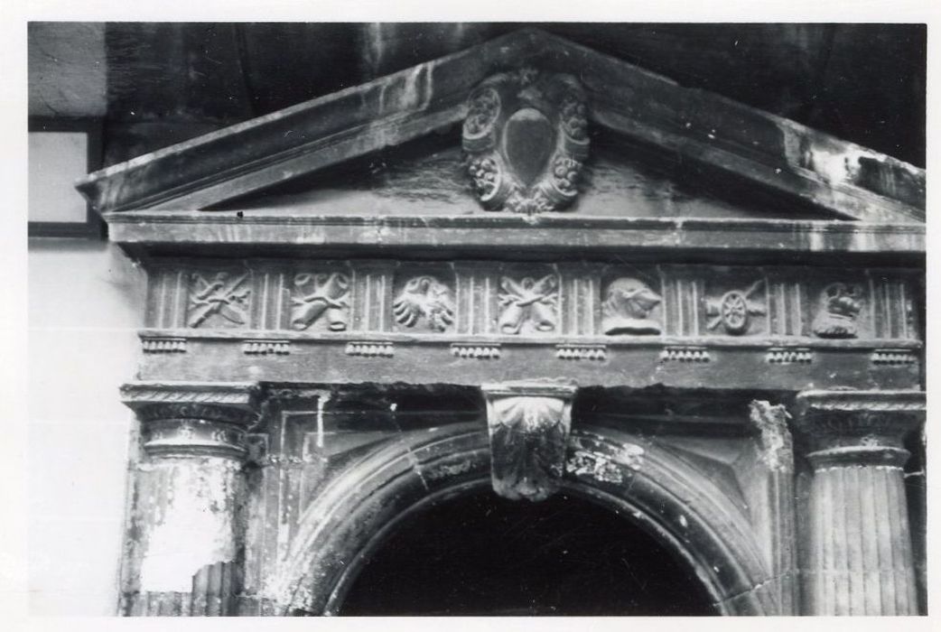 porte d’accès sur rue, détail du fronton