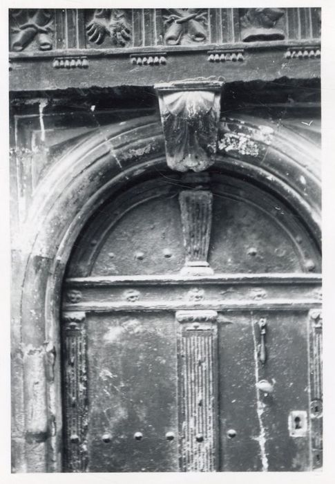 vantaux de la porte d’accès sur rue, vue partielle