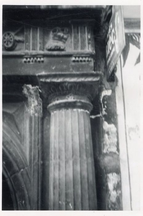 porte d’accès sur rue, détail