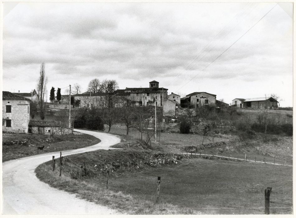 vue partielle de l’église dans son environnement depuis le Sud-Est