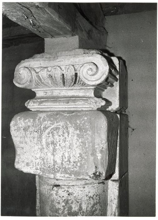 aile Renaissance, 2e étage, grande salle, cheminée monumentale, détail d’un piedroit