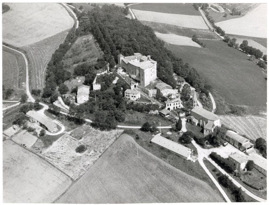 vue aérienne du château dans son environnement