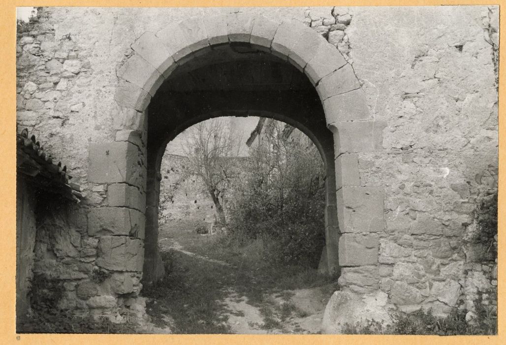 porche est de l’enceinte fortifiée