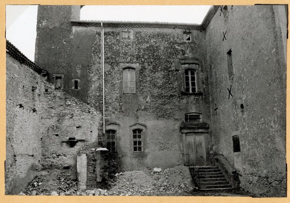 aile est sur la cour intérieure, façade ouest