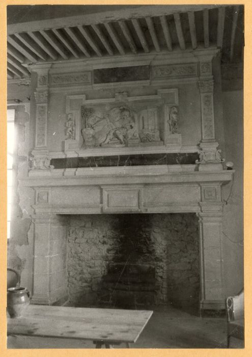 rez-de-chaussée, grande salle, cheminée monumentale