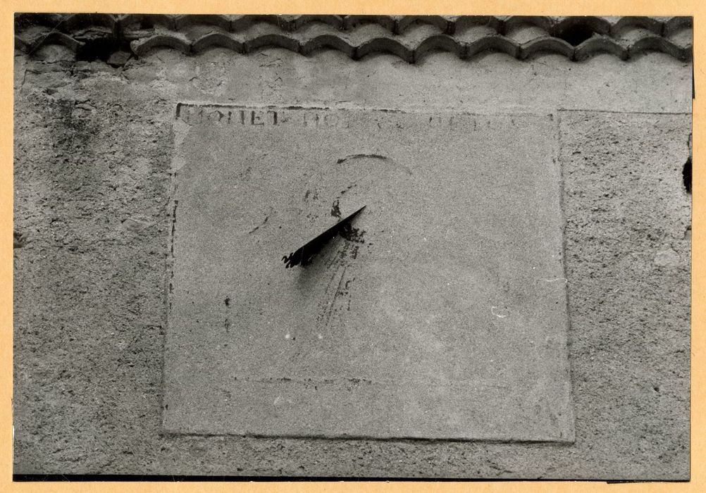 aile ouest sur la cour intérieure, façade est, détail du cadran solaire