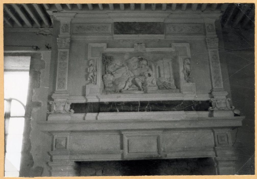 rez-de-chaussée, grande salle, vue partielle de la cheminée monumentale