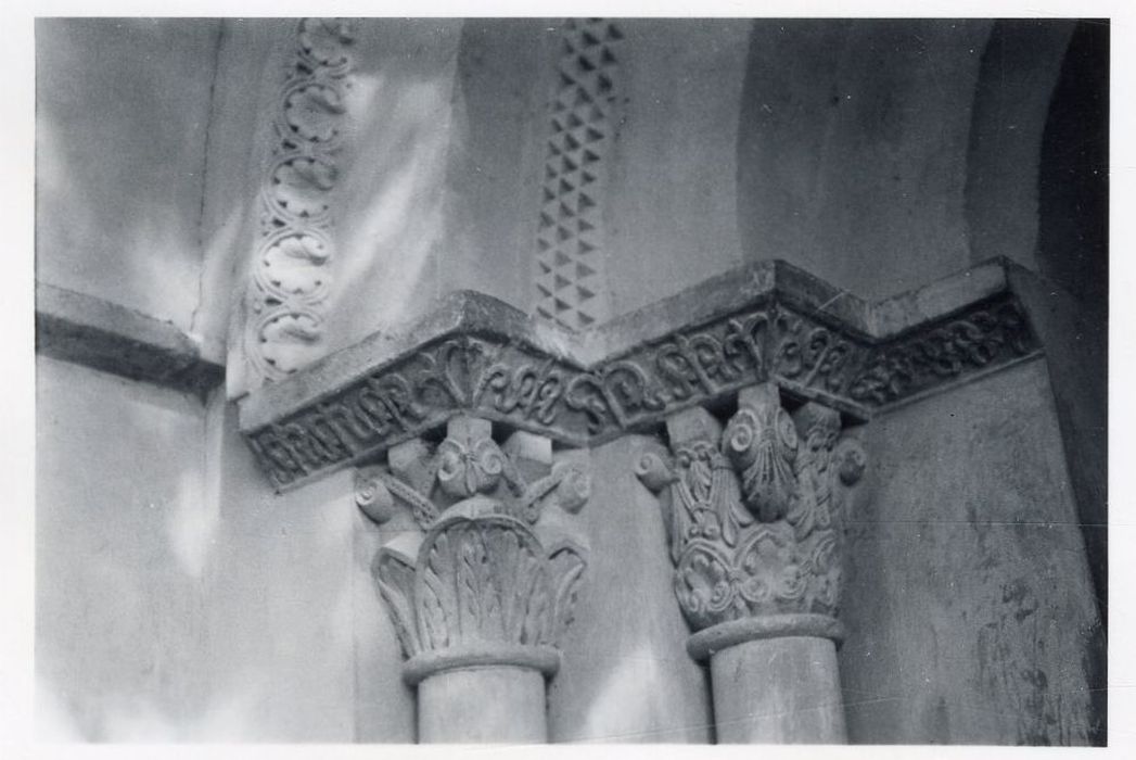 portail d’accès ouest, détail des chapiteaux sculptés