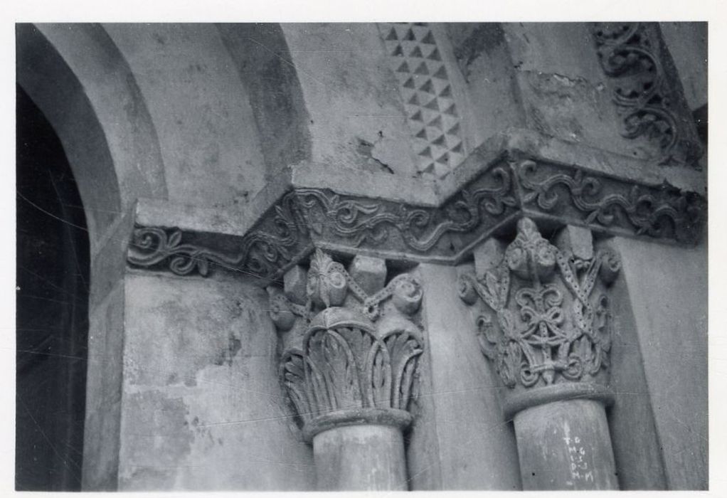 portail d’accès ouest, détail des chapiteaux sculptés