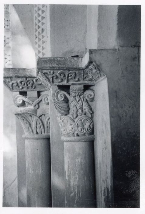 portail d’accès ouest, détail des chapiteaux sculptés