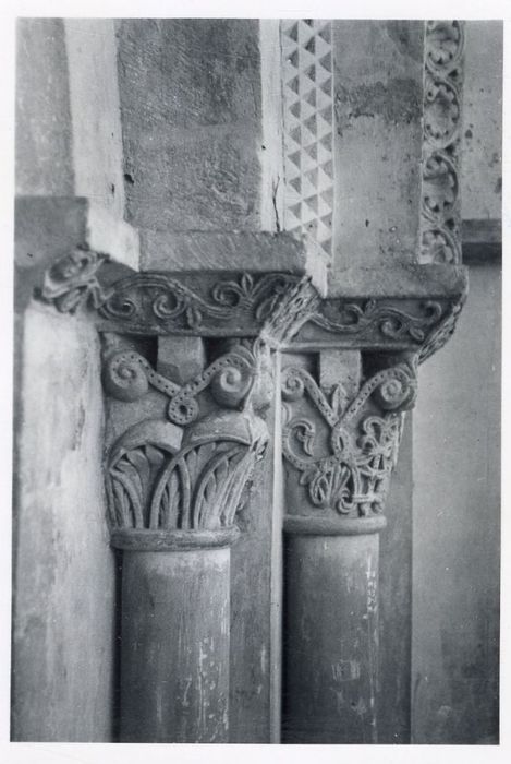 portail d’accès ouest, détail des chapiteaux sculptés