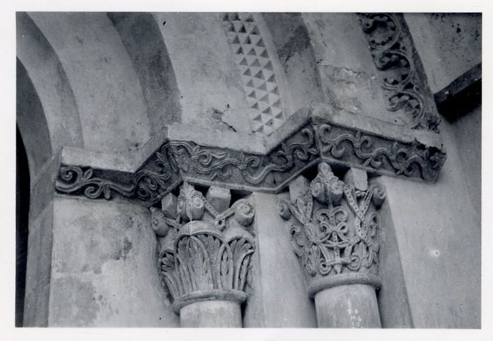 portail d’accès ouest, détail des chapiteaux sculptés