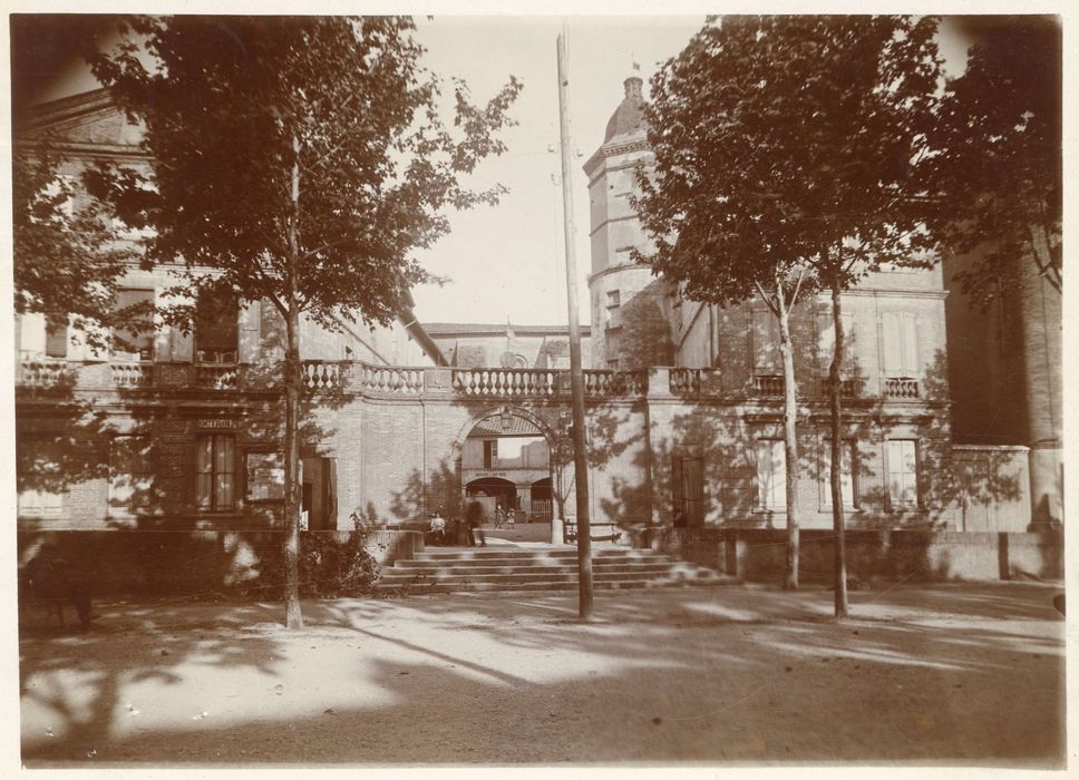 vue partielle des façades depuis la rue au Nord-Ouest