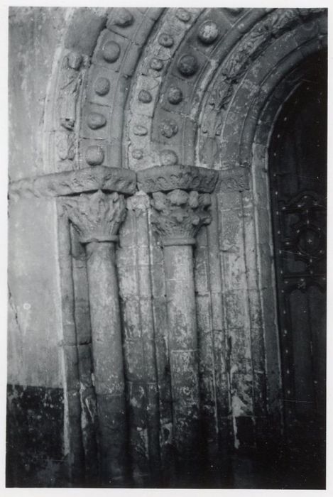 portail d’accès sud, détail des chapiteaux sculptés