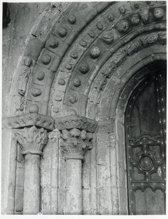 portail d’accès sud, détail des chapiteaux sculptés