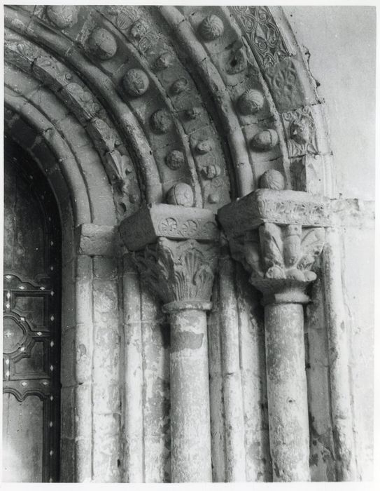 portail d’accès sud, détail des chapiteaux sculptés