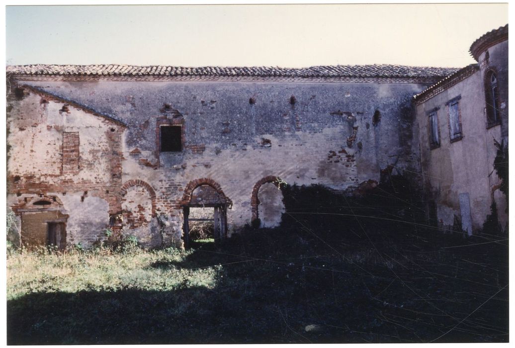 aile est sur l’ancien cloître, façade ouest
