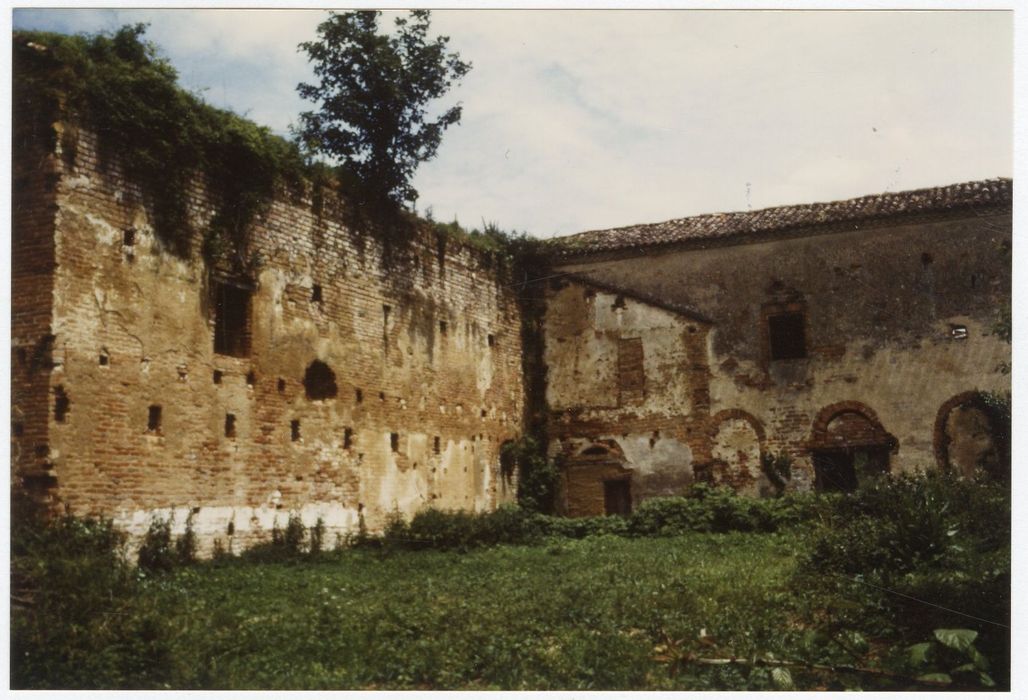 façade sud de l’ancienne église abbatiale, aile est abritant la salle capitulaire, façade ouest
