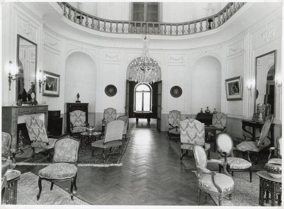 salon, vue partielle des décors