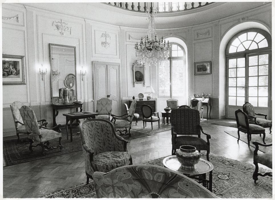 salon, vue partielle des décors