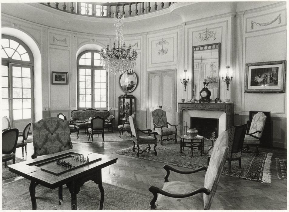 salon, vue partielle des décors