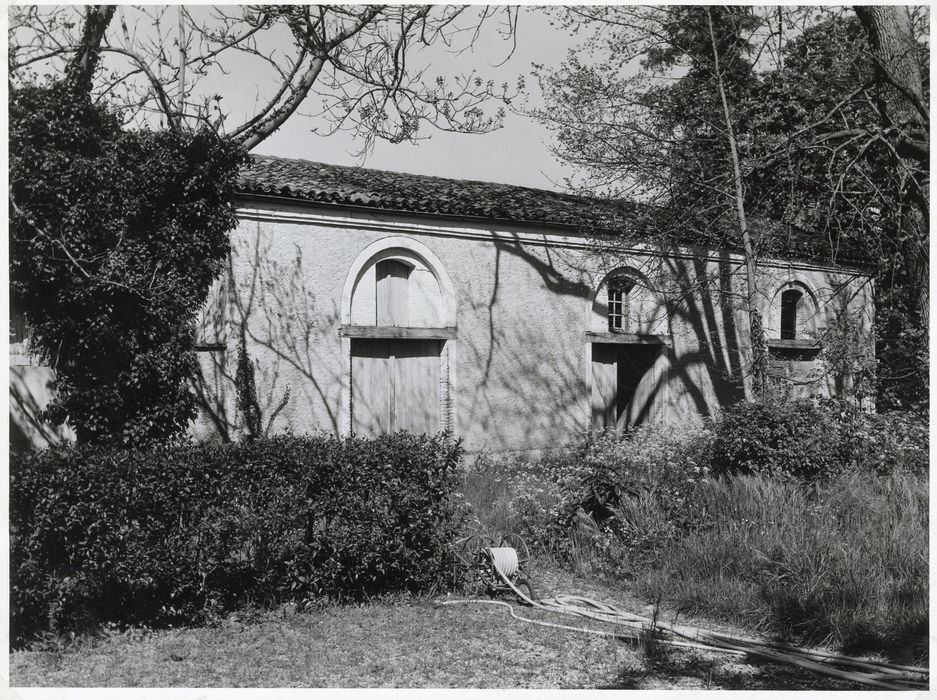 communs, façade est