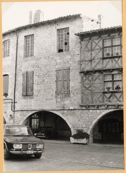 façade sur la place de la maison où se situe l’escalier de bois