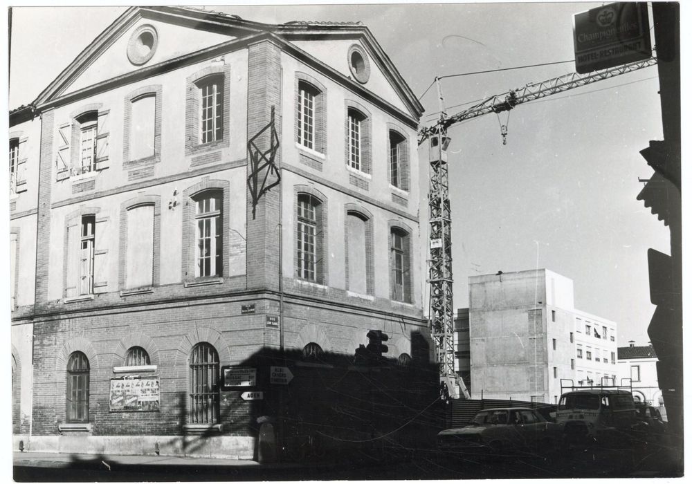 vue partielle des bâtiments en cours de restructuration