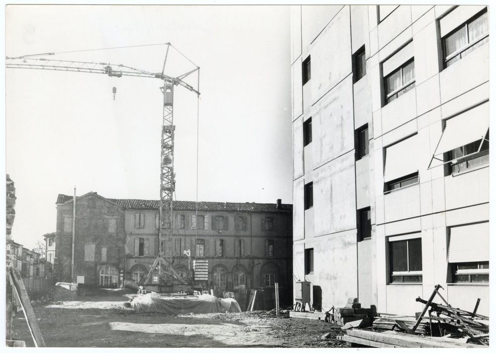 vue partielle des bâtiments en cours de restructuration