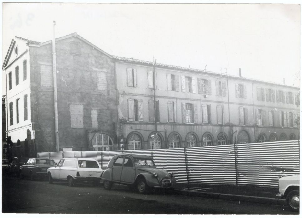 vue partielle des bâtiments en cours de restructuration